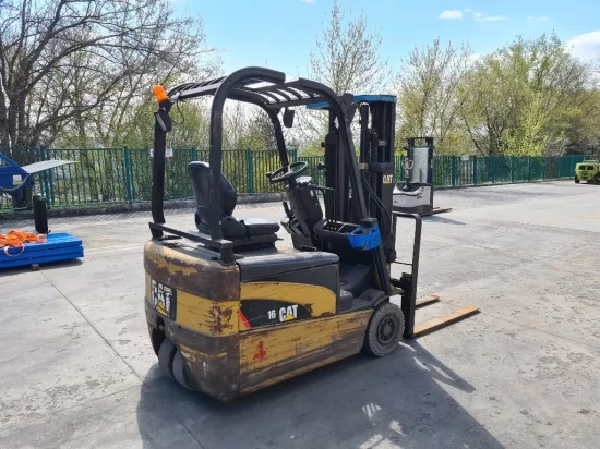 electric forklift CATERPILLAR